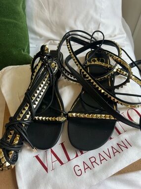 Valentino Garavani Rockstud Lace-Up Flat Sandals – Black – Size 41